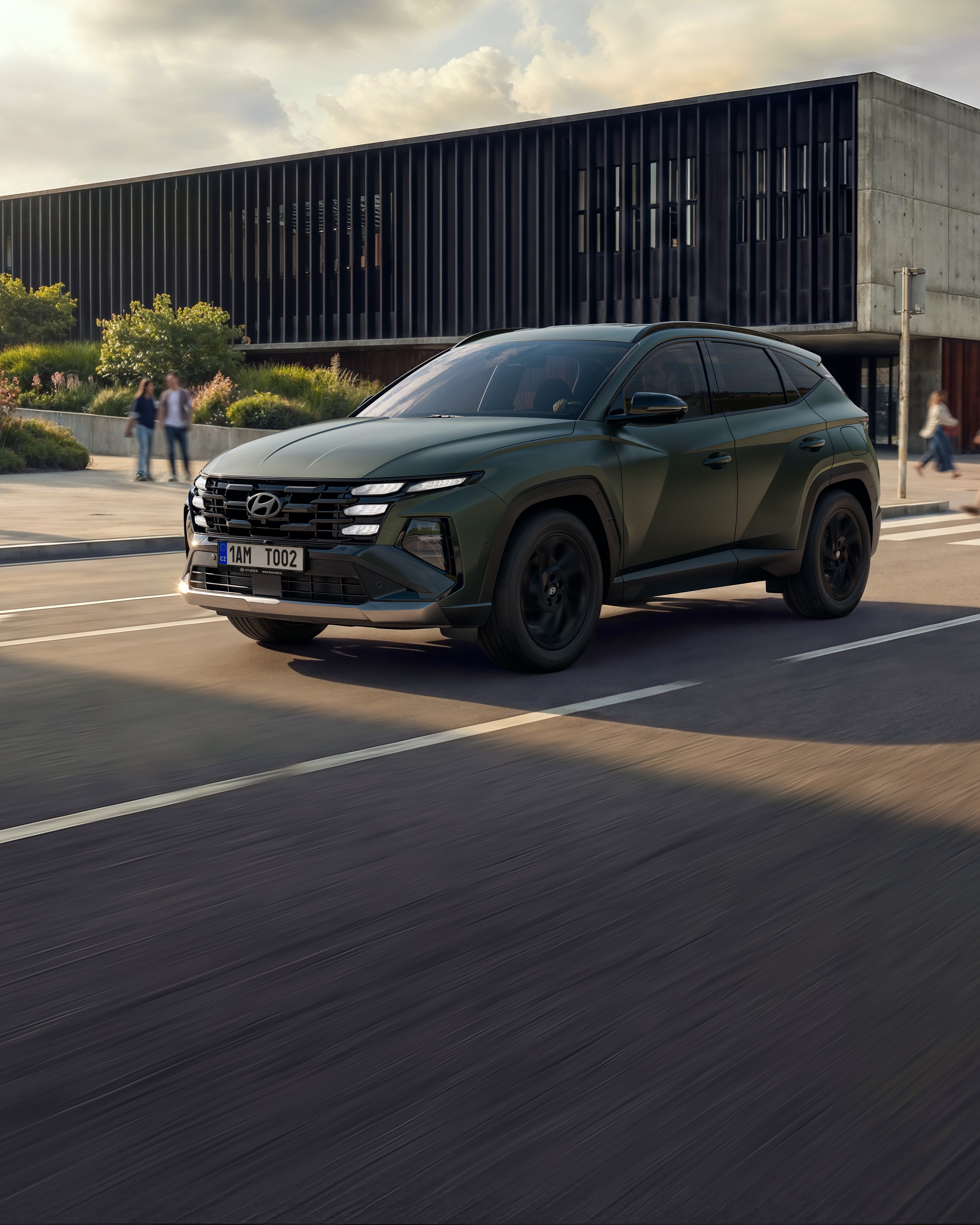 Hyundai TUCSON stojící u moderní budovy.