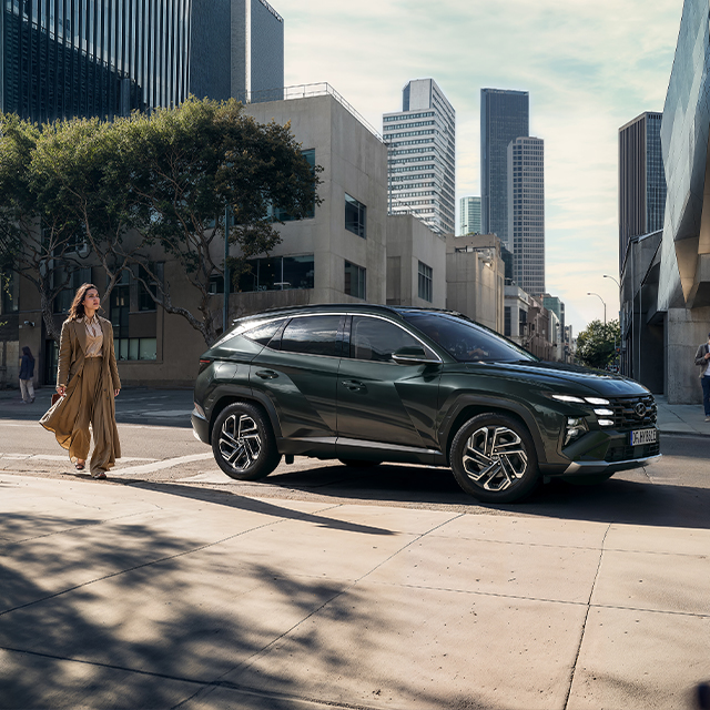 Hyundai Tucson parcheggiata in una strada urbana 